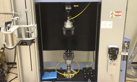 만능재료시험기(UTM) 사진